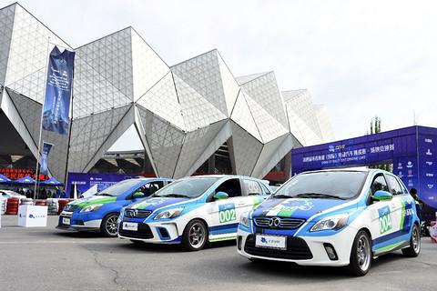 環(huán)青海湖電動(dòng)汽車挑戰(zhàn)賽新增場(chǎng)地競(jìng)速賽，潘曉婷漂移甩尾輕松奪魁