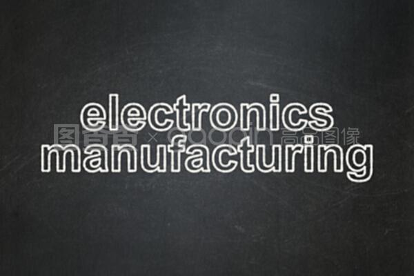 黑板背景下的商務電子概念產品 創新、簡約與協作的未來